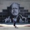 A correr sob o olhar de um eterno Marlon Brando homenageado em mural 