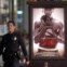 Um polícia patrulha a Hollywood Boulevard. Na altura, estreava Get Rich or Die Tryin' com o rapper 50 Cent. no Chinese Theater
