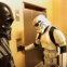 Já de outro tempo, outra dimensão, parecem chegar estes dois personagens de Star Wars, fotografados enquanto aguardam o elevador no Kodak Theatre 