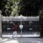 Entre real e ficção, os turistas buscam as casas onde vivem as estrelas. Os portões marcam a fronteira. Aqui, os da casa de Tom Cruise em Beverly Hills