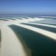 Os braços de areia da ilha artificial oferecem visões de perfeição geométrica 