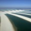 Os braços de areia da ilha artificial oferecem visões de perfeição geométrica