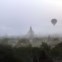 BIRMÂNIA/MYANMAR, 26.02.2012. Balões de ar quente passeiam turistas sobre os templos da velha cidade de Bagan 