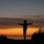 EUA, 22.02.2012. A experimentar o equilíbrio em cima de uma cerca ao pôr-do-sol em Santa Mónica, Califórnia.   