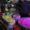 Vendedores de rua aguardam os clientes dos pós coloridos