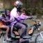 Pai e filhos em banho de cor pelas ruas de Nova Deli  