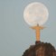 BRASIL, 09.03.2012. Lua cheia sobre o Cristo Redentor, no Rio de Janeiro 