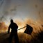 BRASIL, 01.03.2012. Um dos soldados que ajudou a combater um incêndio numa reserva florestal no estado de Brasília 