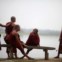 BIRMÂNIA/MYANMAR, 02.03.2012. Noviços budistas na ponte de U Bein, em Mandalay, no lago Taungthaman 
