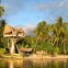 Moorea, Ilhas da Sociedade, Polinésia Francesa  (esta é a casa de pescador sobre palmeiras para alugar a turistas)