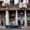 Numa rua de Havana, entre carro vintage, fachada colonial em decadência e algumas das primeiras lojas privadas autorizadas no país 