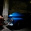 A reparar um dos velhos carros que se tornaram imagem de marca de Cuba 