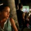 Um olhar de curiosidade durante a transmissão de uma final de basebol entre Cuba e o Japão 