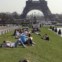 FRANÇA, Paris. 23-03-2012. Temperaturas de Verão levaram muitos a aproveitarem o sol pelos jardins parisienses