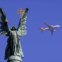 HUNGRIA, 17.03.2012. Um avião cruza a Praça dos Heróis, em Budapeste. 