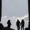 JORDÂNIA, 02.04.2012. Turistas junto aos pilares da cidadela de Amã 