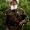 Um antigo combatente da 2.ª Guerra Mundial na sua aldeia, junto ao lago Baical
