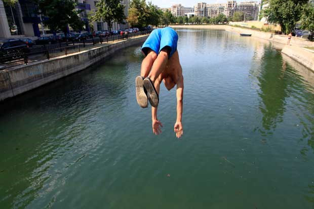 Um mergulho no rio num dia quente de Bucareste