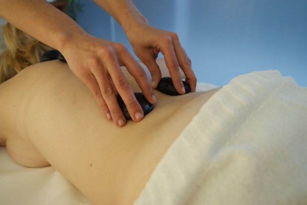 seixos que rolam sobre a pele, massagens nos açores