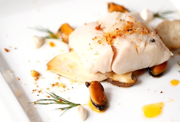 A pescada preparada pelo chef Fausto Airoldi foi servida acompanhada de mexilhões fumados de conserva, broa tostada e boletos (cogumelos) salteados com molho aioli