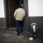 Uma tuba descansa enquanto a banda não inicia a música