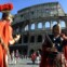 Dois profissionais da arte turística de gladiar