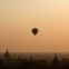 Balões de ar quente sobre Bagan, antiga capital, principal área arqueológica e atracção turística do país 