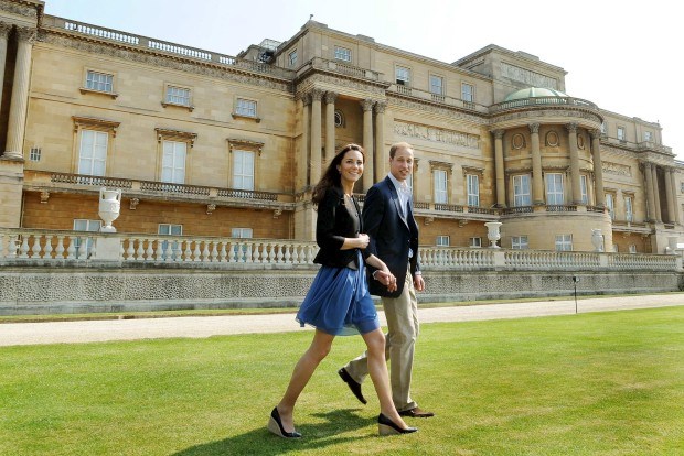 Abril de 2011 - A primeira foto após o casamento, Wlliam e Catherine juntos no Palácio de Buckingham