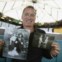 Rick Noble, de Austin (Texas), posa com fotos da avó e de um primo, falecidos no naufrágio do Titanic. 