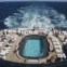 De vez em quando, a vida normal de qualquer cruzeiro: passageiros aproveitam o sol e a piscina do MS Balmoral 