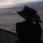 A australiana Helena Beaumont-Jones observa o mar ao pôr-do-sol no momento em que o navio passa o ponto em que naufragou o Titanic 