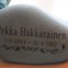 Uma pedra vista no cruzeiro e que homenageia Pekka Hakkarainen, uma passageira finlandesa que morreu no naufrágio do Titanic. 