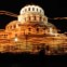 BULGÁRIA, 14.04.2012. Ondas de luz provocadas pelas velas dos fiéis nas celebrações da Páscoa em redor da catedral Alexander Nevski em Sofia
