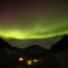 EUA, 21.04.2012. Aurora borealis sobre um acampamento na neve das montanhas Chugach, perto de Valdez, a leste de Anchorage, Alasca