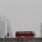 REINO UNIDO, 13.04.2012. Um autocarro cruza a ponte de Waterloo durante uma londrina manhã de nevoeiro. 