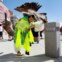 EUA, 28.04.2012. Um dançarino faz os seus alongamentos na rua, em Albuquerque. Prepara-se para participar no Gathering of Nations, um dos maiores encontros das tribos nativas do território norte-americano.  