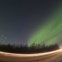 Aurora Boreal sobre uma estrada iluminada pela velocidade do trânsito perto de Butte, Alasca, EUA  (09.03.2012)
