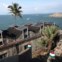 Vergula, a norte de Goa, Índia. O barco no horizonte e em primeiro plano casas com painéis solares. Novembro 2011 