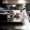 O sous chef Florian escuta as instruções de Hans Neuner