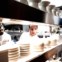 A equipa de cozinha em coordenação com a da sala de refeições