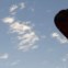 Um balão de ar quente sobrevoa Londres com um Boeing 747 na rota de Heathrow no horizonte)
