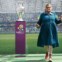 UCRÂNIA, 12.05.2012. Uma pose com orgulho junto ao troféu do Euro 2012 - que decorre na Ucrânia e Polónia a partir de Junho -, em exposição em Kiev.