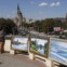 Em Kharkiv, com a catedral no horizonte