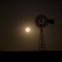 EUA, 21.05.2012. Um moinho de vento, em Albuquerque (Novo México), assiste à passagem da Lua entre o Sol e a Terra
