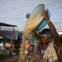 SUDÃO DO SUL, 28.05.2012. No mais novo país do mundo, a vida parece ser cada vez mais difícil. Aqui, uma mulher prepara a sua loja de rua num mercado de Juba 