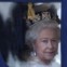 2010, a rainha Isabel II deixa o palácio de Buckingham numa carruagem puxada por cavalos