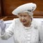 3 de Junho de 2012, a bordo do Spirit of Chartwell, a rainha acena à multidão durante o desfile de barcos que celebra o jubileu