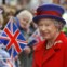 Em 2001, a rainha Isabel II cumprimenta a multidão que a espera em Wiltshire