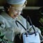 1993, a rainha espreita para dentro da sua mala