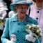 1994, a rainha sorri enquanto caminha em Dartmouth